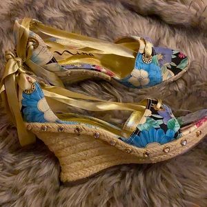 La marca es nina. Es azul y crema  y berde